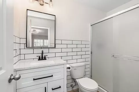 Bath - 1753 Ruby Dr, Pingree Grove, IL 60140 photo 2 of 3
