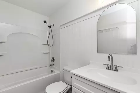 Bath - 1753 Ruby Dr, Pingree Grove, IL 60140 photo 3 of 3