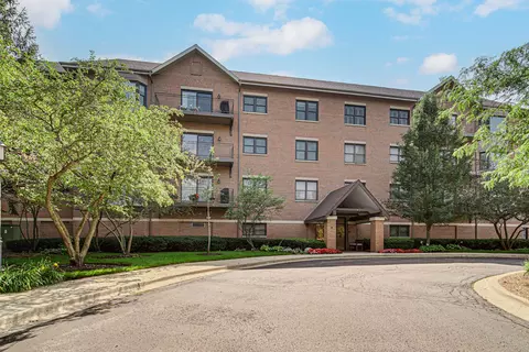 20 Trafalgar Sq #407, Lincolnshire, IL 60069