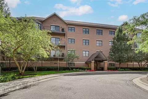 20 Trafalgar Sq #407, Lincolnshire, IL 60069