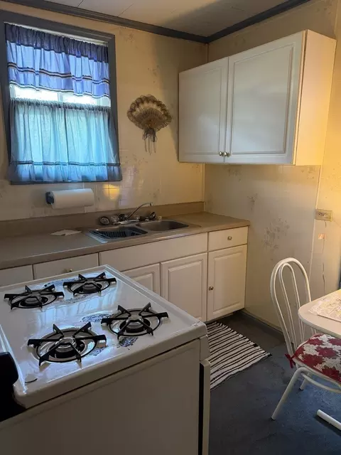 Kitchen - 402 E Keyes St, Du Quoin, IL 62832 photo 1 of 2