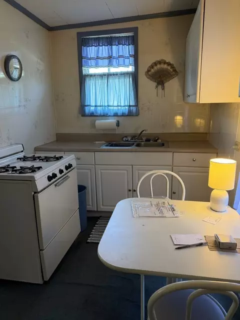 Kitchen - 402 E Keyes St, Du Quoin, IL 62832 photo 2 of 2