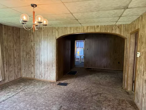 Living - 402 E Keyes St, Du Quoin, IL 62832 photo 2 of 2