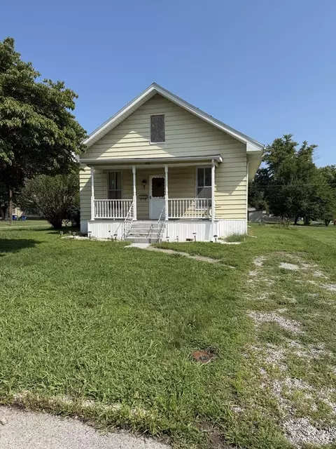 Exterior - 402 E Keyes St, Du Quoin, IL 62832 photo 2 of 2
