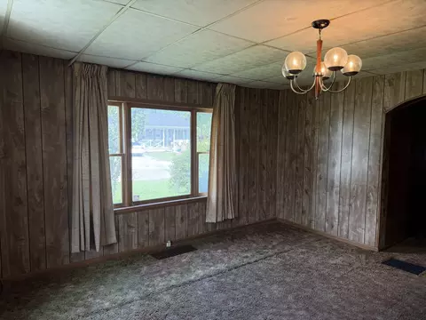 Living - 402 E Keyes St, Du Quoin, IL 62832 photo 1 of 2