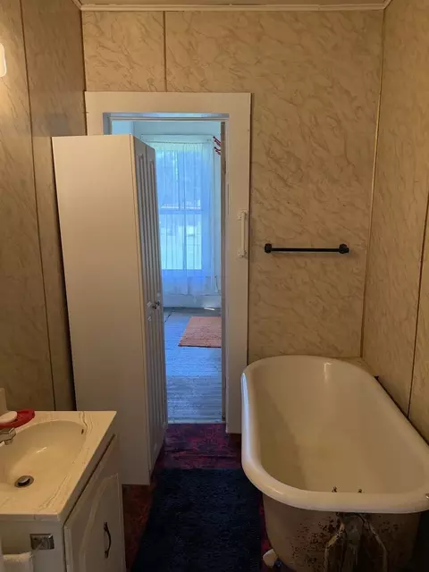 Bath - 402 E Keyes St, Du Quoin, IL 62832 photo 1 of 1