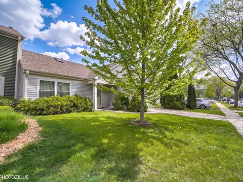 74 Bedford Rd, Mundelein, IL 60060
