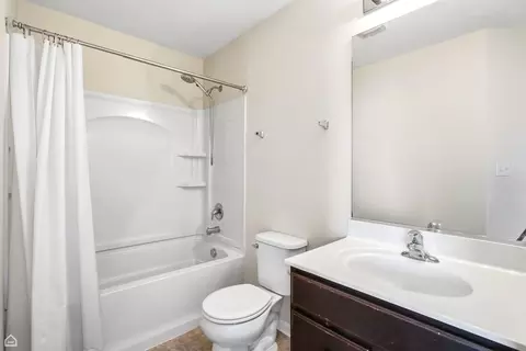 Bath - 1665 Windward Dr, Pingree Grove, IL 60140 photo 3 of 3