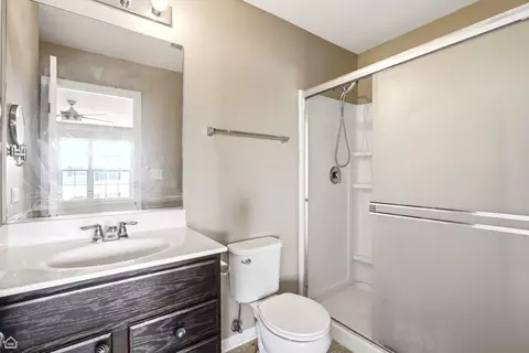 Bath - 1665 Windward Dr, Pingree Grove, IL 60140 photo 2 of 3