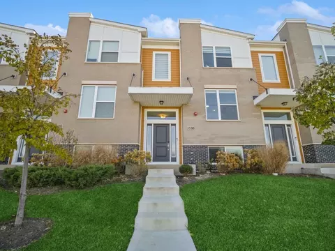 3 S565 Camden St, Warrenville, IL 60555