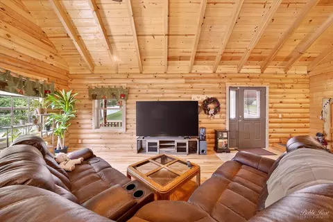 Living - 1334 Hillside Vw, Algonquin, IL 60102 photo 3 of 4
