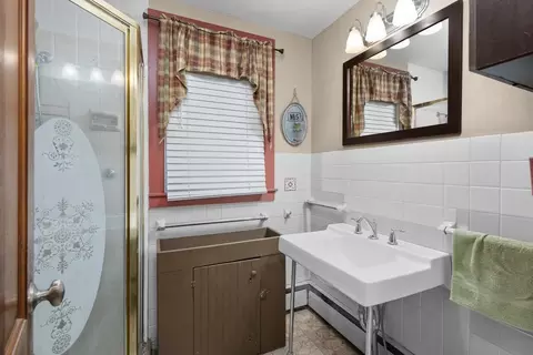 Bath - 10274 E 1900th St, Cambridge, IL 61238 photo 1 of 3