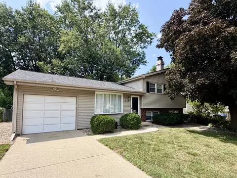 117 Greenleaf Dr, Bloomington, IL 61704