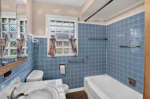 Bath - 11701 S Bell Ave, Chicago, IL 60643 photo 1 of 4