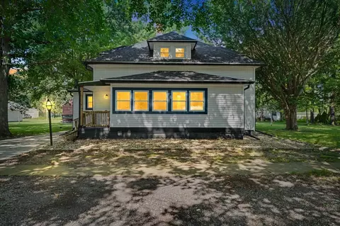 15 N Locust St, Pesotum, IL 61863