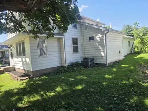 Exterior - 601 7th Ave, Fulton, IL 61252 photo 2 of 2