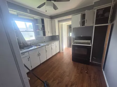 Entry Way - 601 7th Ave, Fulton, IL 61252 photo 1 of 2