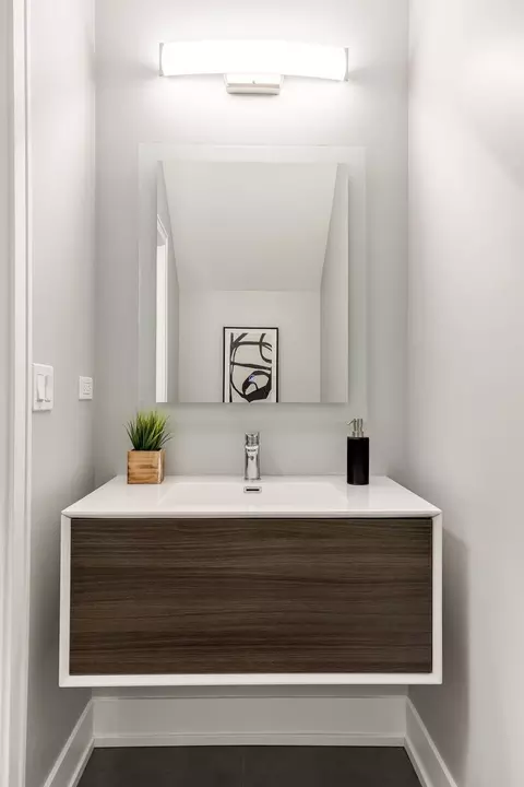 Bath - 1118 Pitner Ave, Evanston, IL 60202 photo 1 of 4