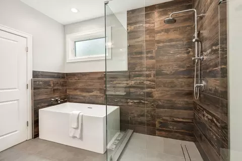 Bath - 1118 Pitner Ave, Evanston, IL 60202 photo 3 of 4