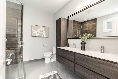 Bath - 1118 Pitner Ave, Evanston, IL 60202 photo 2 of 4