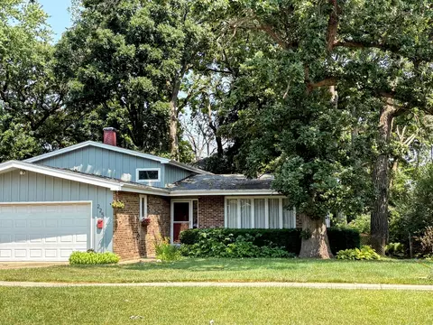 225 S Seymour Ave, Mundelein, IL 60060