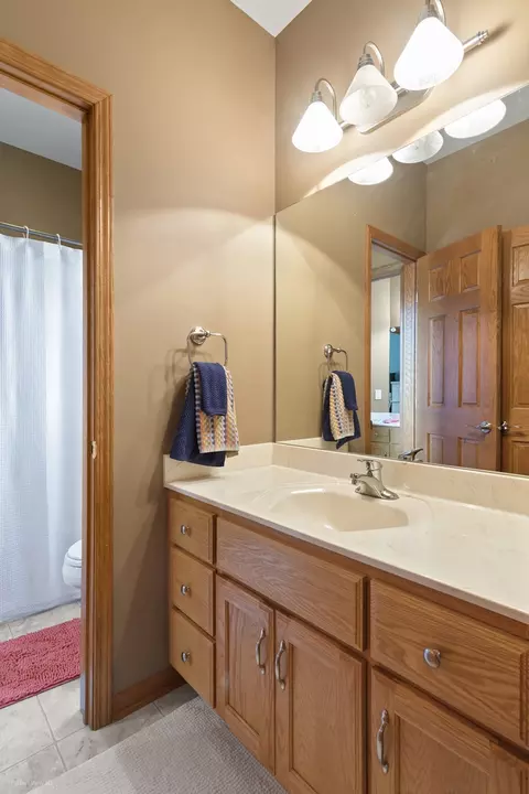 Bath - 413 Edgewater Dr, Morris, IL 60450 photo 3 of 3