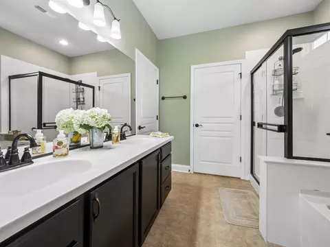 Bath - 2751 Beacon Point Cir, Elgin, IL 60124 photo 2 of 3