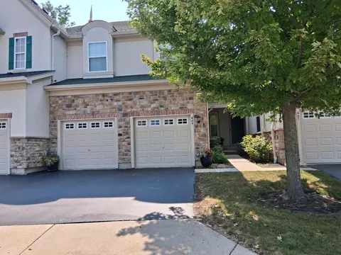 449 N Bay Tree Cir, Vernon Hills, IL 60061