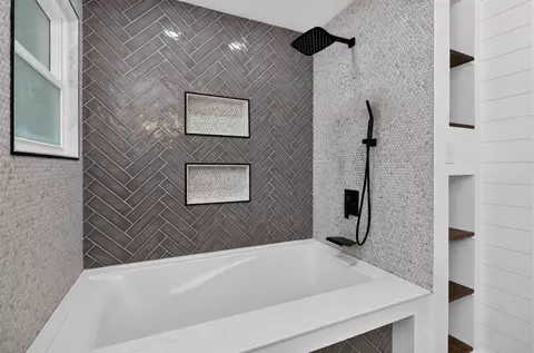 Bath - 24021 W Union St, Plainfield, IL 60544 photo 2 of 3