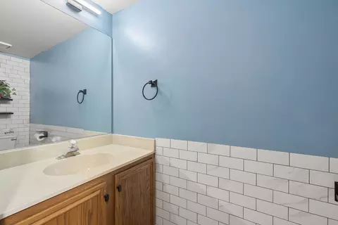 Bath - 556 Foxford Rd, Bartlett, IL 60103 photo 1 of 3