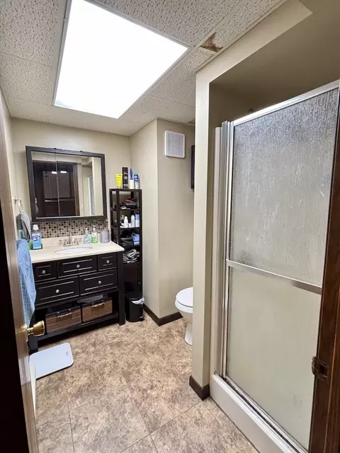 Bath - 112 Cherry St, Carthage, IL 62321 photo 2 of 3