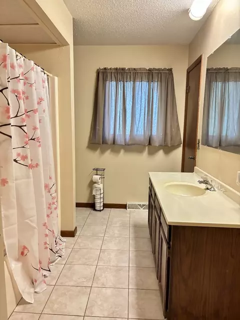 Bath - 112 Cherry St, Carthage, IL 62321 photo 1 of 3