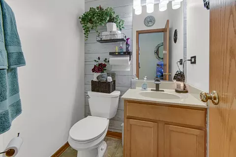 Bath - 1806 Crestview Dr, Plainfield, IL 60586 photo 1 of 3