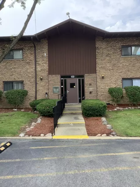 100 Willow Ln #B216, Willow Springs, IL 60480