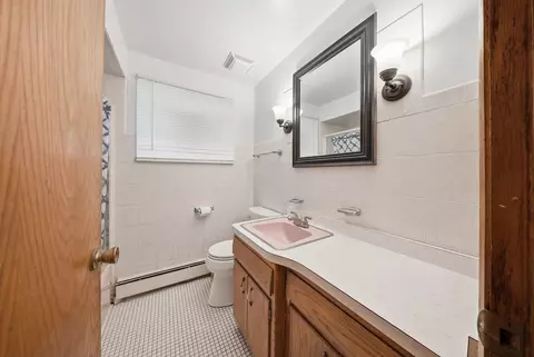 Bath - 7426 W 62nd Pl, Summit, IL 60501 photo 2 of 3