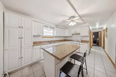 Kitchen - 7426 W 62nd Pl, Summit, IL 60501 photo 2 of 4