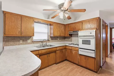 Kitchen - 7426 W 62nd Pl, Summit, IL 60501 photo 4 of 4