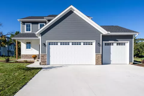 4711 Willow Cir, Davenport, IA 52806