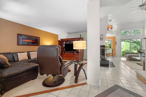 Living - 1513 Acorn Ct, Wheeling, IL 60090 photo 3 of 6