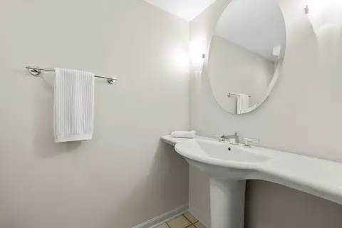 Bath - 1513 Acorn Ct, Wheeling, IL 60090 photo 2 of 6