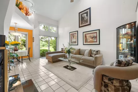 Living - 1513 Acorn Ct, Wheeling, IL 60090 photo 2 of 6
