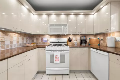 Kitchen - 1513 Acorn Ct, Wheeling, IL 60090 photo 3 of 4
