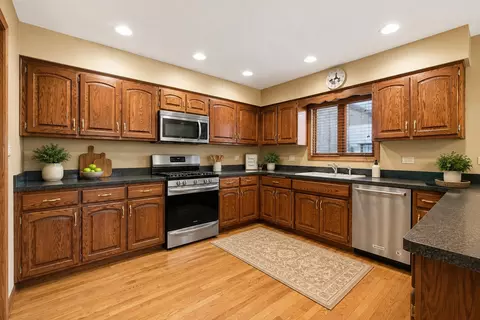 Kitchen - 611 Edgewater Dr, Minooka, IL 60447 photo 4 of 4