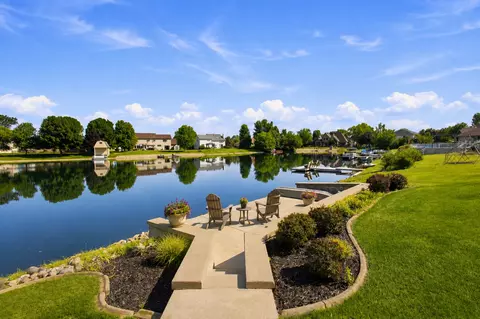 Exterior - 611 Edgewater Dr, Minooka, IL 60447 photo 2 of 9