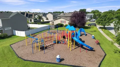 View/Area - 611 Edgewater Dr, Minooka, IL 60447 photo 2 of 9