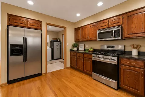 Kitchen - 611 Edgewater Dr, Minooka, IL 60447 photo 2 of 4