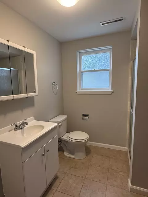 Bath - 506 Ryan Ln, Dundee, IL 60118 photo 1 of 2