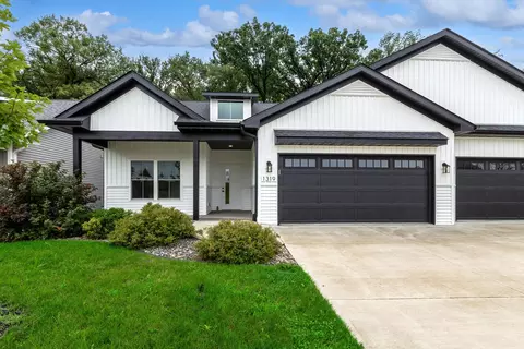 1319 Heights Ct, Bettendorf, IA 52722