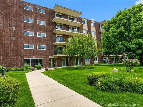 5300 Walnut Ave #22B, Downers Grove, IL 60515