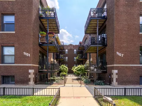 1151 W Grace St #1S, Chicago, IL 60613